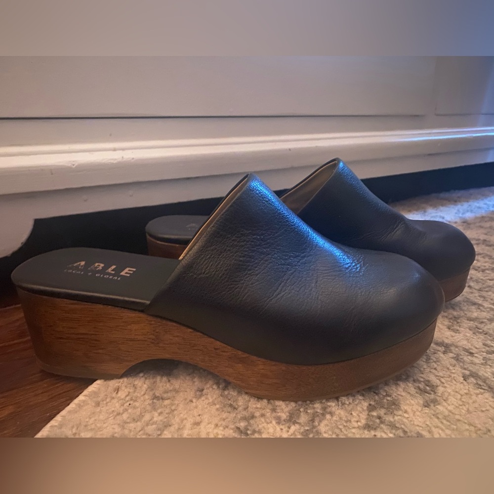 Able leather clogs. EUC Size 8.